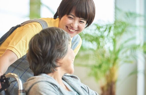 豊川市で介護の仕事に転職なら働きながら資格取得が目指せる職場の求人へ