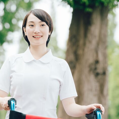 車椅子を持つスタッフ